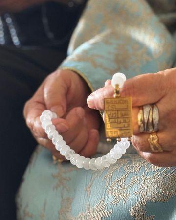 من معدن الإنسان سبحة يقين من حجر الكوارتز وقلادة ذهبية