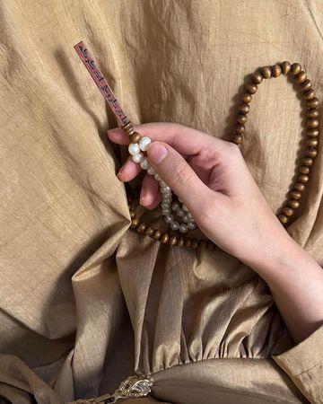 من معدن الإنسان سبحة (فاذكروني أذكركم) مكونة من أحجار الأوبال الكريمة - أزرق